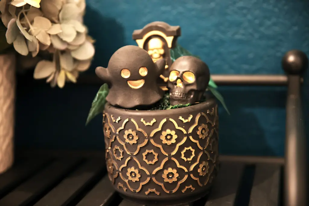 Figurine en pot avec Fantôme